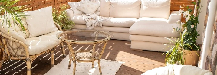 Gemütliche Sitzecke auf einem Balkon